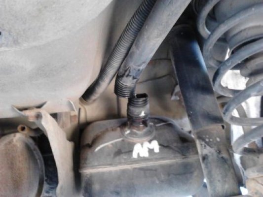 Prinşi în flagrant: furau carburant dintr-un autoturism parcat